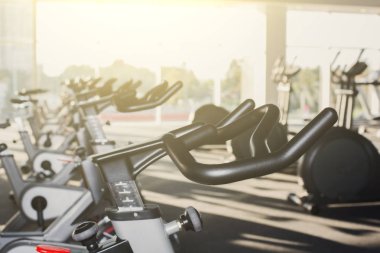 Modern bir spor salonu iç ekipmanlı, fitness egzersiz Bisiklet gidon