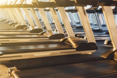Modern bir spor salonu iç donanımları, fitness kardiyo egzersizi için koşu bandı ile