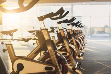 Modern bir spor salonu iç donanımları, fitness egzersiz bisikleti ile