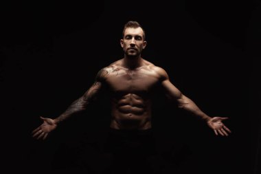 Güçlü atletik adam aidatı çıplak kas vücut