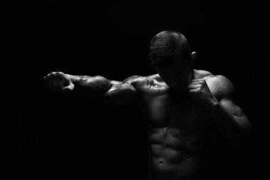 Çıplak kas vücut yumruk ile güçlü atletik erkek