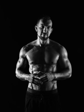 Güçlü atletik adam aidatı çıplak kas vücut