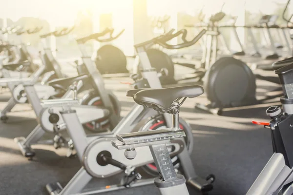 Modernt gym interiör med utrustning, fitness motionscyklar — Stockfoto