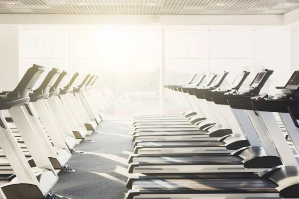 Modernt gym interiör med utrustning, löpband för fitness konditionsträning — Stockfoto