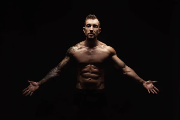 Homem atlético forte mostra corpo muscular nu — Fotografia de Stock