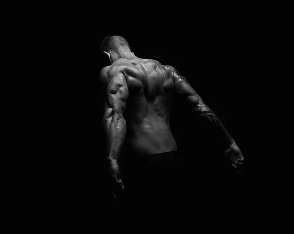 Hombre irreconocible muestra músculos fuertes de la espalda primer plano — Foto de Stock