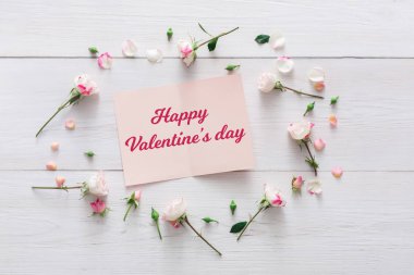 Sevgililer günü arka plan, kalp, kart, ahşap beyaz çiçekler