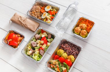 Sağlıklı gıda götürün kutularında, ahşap, üstten görünüm