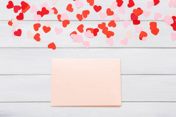 Valentin nap levelet kártya fehér háttér — Stock Fotó