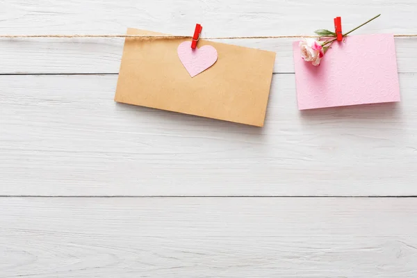 Fondo de San Valentín, corazones bordean la madera, espacio para copiar — Foto de Stock