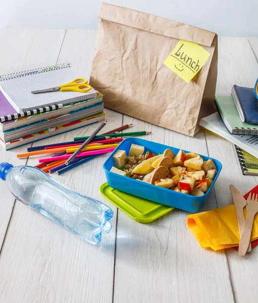 Sano pranzo scolastico in scatola su sfondo tavolo in legno bianco — Foto Stock