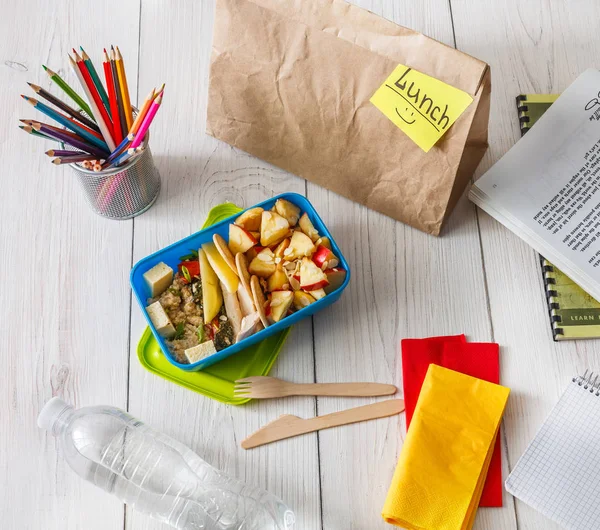 Sano pranzo scolastico in scatola su sfondo tavolo in legno bianco — Foto Stock