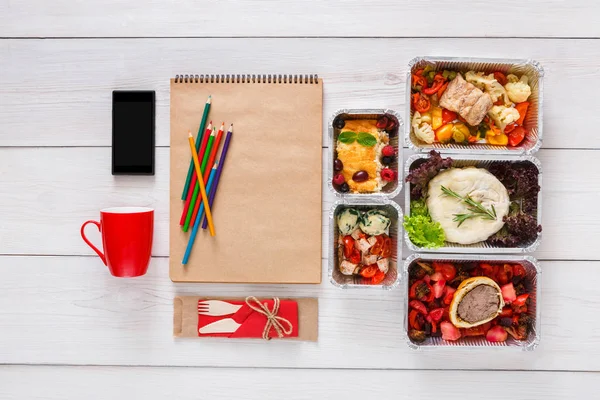 Hälsosam mat, lunch i folie box på student bord, kost — Stockfoto