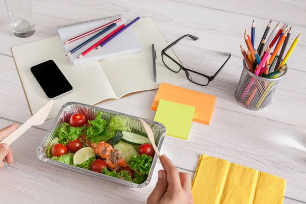 Υγιή επιχειρηματική μεσημεριανό σνακ στο γραφείο, προβολή πρώτου προσώπου σαλάτα λαχανικών — Φωτογραφία Αρχείου