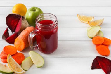Doğal detoks pancar smoothie maddeler üzerinde beyaz tahta arka plan ile