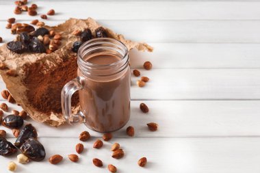 Beyaz arka plan üzerinde doğal detoks çikolata smoothie maddeler