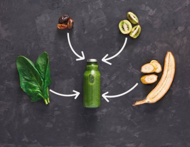 Siyah arka plan üzerine doğal detoks yeşil smoothie maddeler