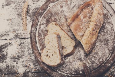 Fırın kavramı arka plan. Beyaz dilimlenmiş ekmek ve bıçak