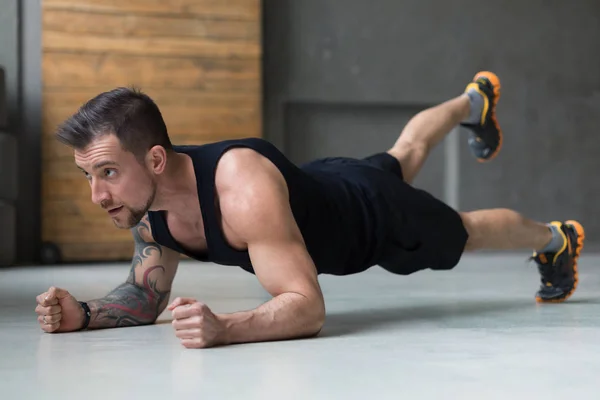 Exercício de fitness jovem, prancha de perna levantada — Fotografia de Stock