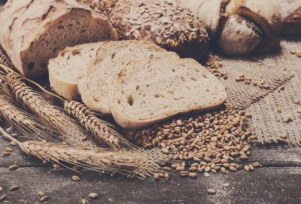 Bäckereikonzept. viel geschnittenes Brot Hintergrund — Stockfoto