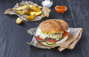 Fast food restoran yemek. Hamburger ve patates dilimleri