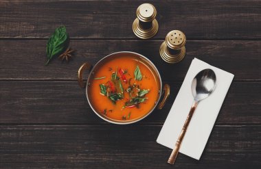 Vegan ve vejetaryen Hint mutfağı yemek, baharatlı domates kremalı çorba