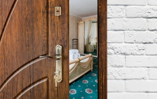 Half open deur van een klassieke slaapkamer, handvat closeup. — Stockfoto