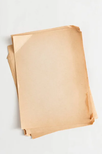 Folha de papel artesanal velho pilha isolada no fundo branco — Fotografia de Stock