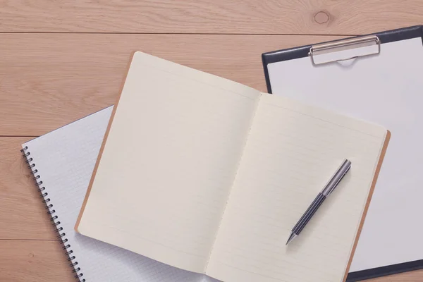 Bloc de notas y diario personal u organizador con pluma — Foto de Stock