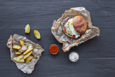 Fast food restoran yemek. Hamburger ve patates dilimleri