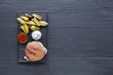 Fast food restoran yemek. Hamburger ve patates dilimleri