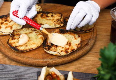 Sokak satıcısı eller Taco açık havada yapma