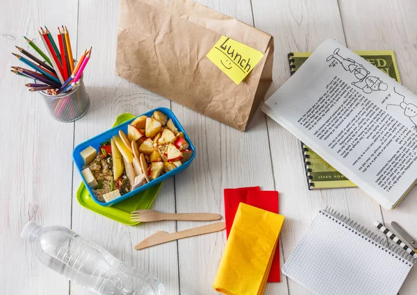 Sağlıklı okul öğle yemeği kutusu beyaz ahşap arka planda, üstten görünüm — Stok fotoğraf