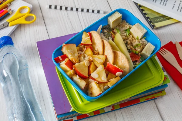 Sağlıklı okul öğle yemeği kutusu beyaz ahşap zemin üzerinde — Stok fotoğraf