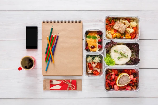 Gesunde Ernährung, Mittagessen in Folienbox auf dem Studententisch, Ernährung — Stockfoto