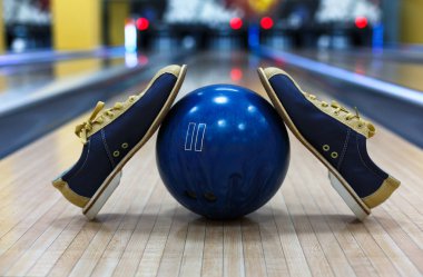 Bowling topu ve lane arka plan üzerinde ayakkabı