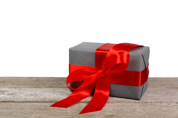 Новорічна святкова подарункова коробка в папері ізольована на білому — стокове фото