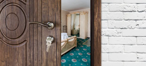 Halb geöffnete Tür eines klassischen Schlafzimmers, Griff Nahaufnahme. — Stockfoto