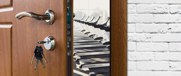 Wejście do siłowni w klubie fitness, otwartych drzwi z bieżnie — Zdjęcie stockowe