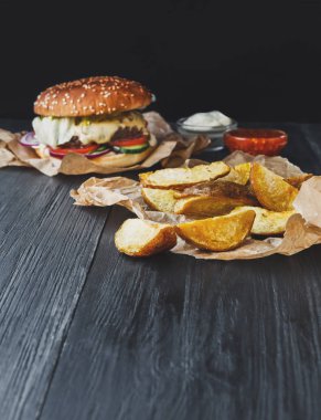 Fast food üstten görünüm götürün. Burger ve patates dilimleri