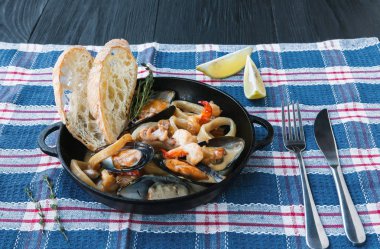 Deniz ürünleri güveç tencerede, İtalyan restoran mutfağı portre