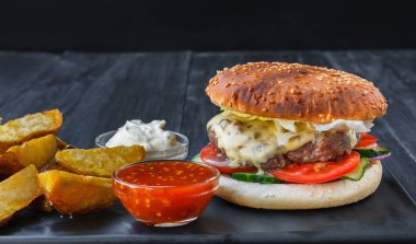 Fast food restoran yemek. Hamburger ve patates dilimleri