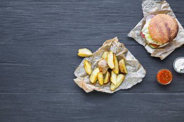 Fast food restoran yemek. Hamburger ve patates dilimleri