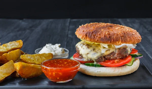 Fast food restaurant dish. Hamburger and fries wedges — Stock Photo, Image