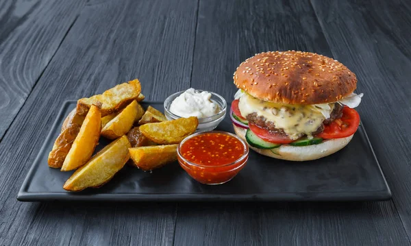 Fast food απομακρύνει το top view. Χάμπουργκερ, χοτ-ντογκ και τηγανιτές πατάτες — Φωτογραφία Αρχείου