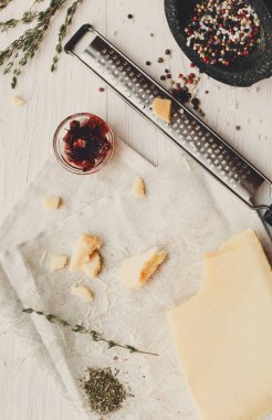 Parmesan parça ile küçük rende ve otlar Üstten Görünüm