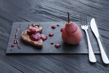Kavrulmuş kaz karaciğer fois gras ile armut, Restoran gıda