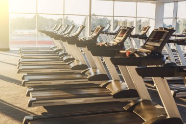 Modern bir spor salonu iç donanımları, fitness kardiyo egzersizi için koşu bandı ile