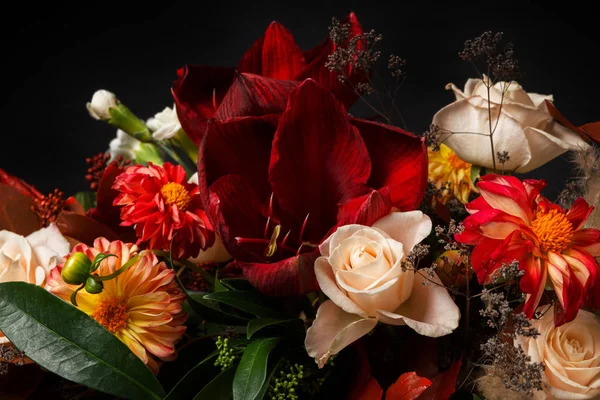 Bellissimo primo piano bouquet, composizione di fiori di rosa e foglie — Foto Stock