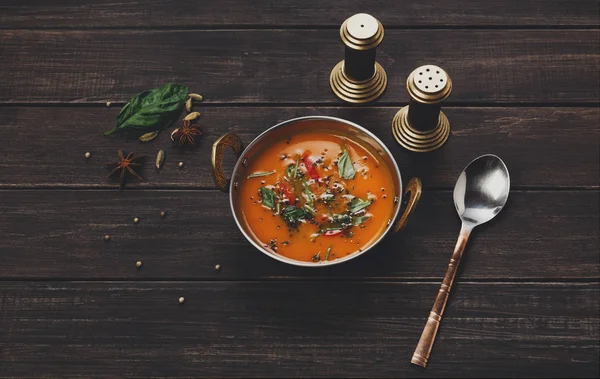 Строгий вегетаріанець і Вегетаріанський індійської кухні блюдо, гострому томатному Вершковий суп — стокове фото